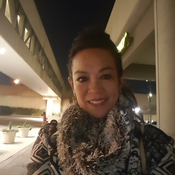 Meet your Posher, Deb - Picture 3 of 7